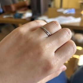 【LEGAN(レガン)の口コミ】 指輪のデザインがウォーブで指に合う形です。小さなダイヤが並んでいてキ…