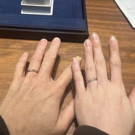 【4℃ BRIDAL(ヨンドシーブライダル)の口コミ】 素材もプラチナ950で丈夫です。一部だけマットなデザインも個性があったり…