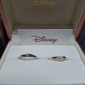 【ケイウノ ブライダル(K.UNO BRIDAL)の口コミ】 指輪の裏には自分の好きなキャラクターの刻印やお互いの誕生石がいれられ…