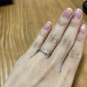 【銀座ダイヤモンドシライシの口コミ】 デザインがシンプルで可愛いにも関わらず、輝きがあり年を重ねても飽きの…
