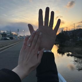 【銀座ダイヤモンドシライシの口コミ】 指輪のデザインはシンプルなものを2人とも選びました。
普段使いしやすく…