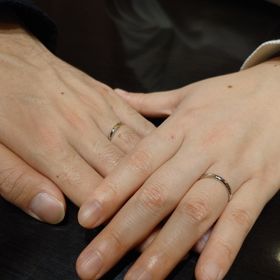 【ケイウノ ブライダル(K.UNO BRIDAL)の口コミ】 既にあるデザインに刻印などを入れていただきました。刻印の関係で少し太…