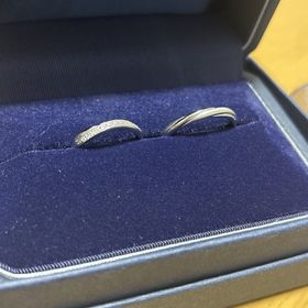 【銀座ダイヤモンドシライシの口コミ】 ダイヤが斜めに散りばめられている
曲線がにより、視覚的にも楽しめる形状…