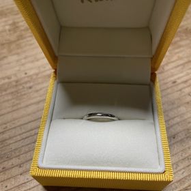 【ケイウノ ブライダル(K.UNO BRIDAL)の口コミ】 窪んでいるデザインがとても可愛いです。ダイヤは入れていませんが、シン…