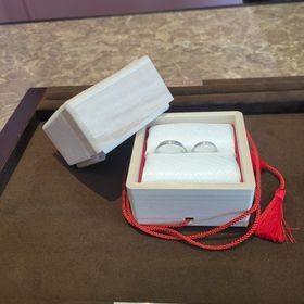 【TOMOE(トモエ)の口コミ】 素材をプラチナにしたことにより、変色回避ができる。日付など内側に入れ…