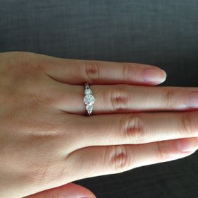 【モニッケンダム(MONNICKENDAM)の口コミ】 ダイヤモンドが大きい婚約指輪が欲しくて探していたところ、ダイヤモンド…