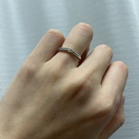 【銀座ダイヤモンドシライシの口コミ】 シンプルで普段使いしやすく、控えめな小さいダイヤがいくつも入っている…