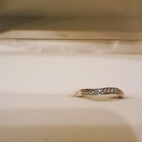 【PILOT BRIDAL(パイロットブライダル)の口コミ】 ウェーブデザインのため、指が細く見える。
鍛造しているため、頑丈で常日…