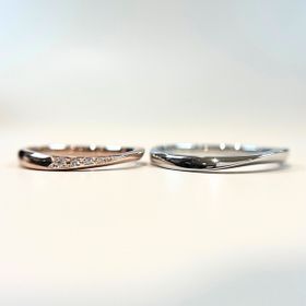 【HOSHI no SUNA 星の砂(ほしのすな)の口コミ】 細身のウェーブデザインにしました。二人とも華奢なデザインが好きなのと…