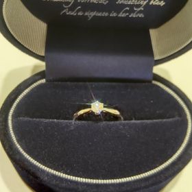【Something Blue(サムシングブルー)】の口コミ 王道シンプルな婚約指輪を探していました。
カラー・カットが素晴らしく、...