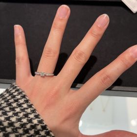 【ティファニー(Tiffany & Co.)の口コミ】 センターにかけて縛られているデザインが好きで，元々第一候補でした。デ…