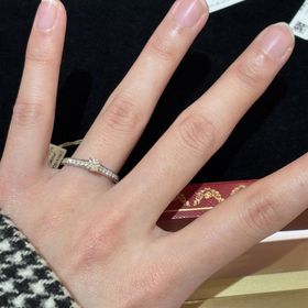 【カルティエ(Cartier)の口コミ】 サイドにメレダイヤがついているのが、可愛くて試着しました。とても可愛…