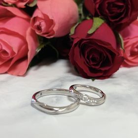 【アイプリモ(I-PRIMO)の口コミ】 女性用はダイヤ入りで華やかなデザインです。結婚指輪なので小さいダイヤ…