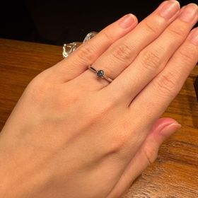 【銀座ダイヤモンドシライシの口コミ】 シンプルで飽きのこないデザインです。ダイヤモンドの輝きもまばゆいくら…