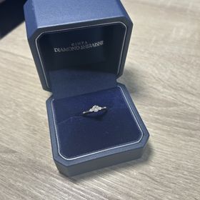 【銀座ダイヤモンドシライシの口コミ】 この指輪のおすすめポイントは、一つ目は、若干V字型になっているところで…