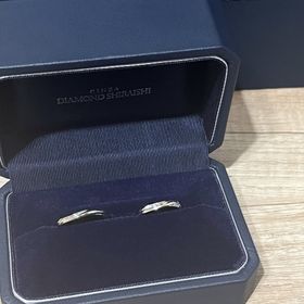 【銀座ダイヤモンドシライシの口コミ】 ウェーブになっているので指がキレイに見えると思います。両サイドにさり…