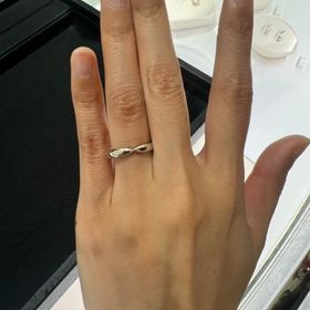 【ティファニー(Tiffany & Co.)の口コミ】 厚みのある、シンプルなデザインがかわいらしいと思いました。また、婚約…