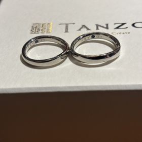 【TANZO.(鍛造指輪)の口コミ】 V字デザインにダイヤモンドを9個入れることでどの角度から見てもキラキラ…