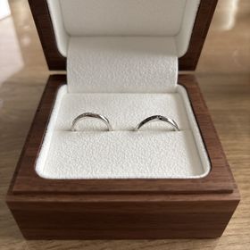 【Ponte Vecchio(ポンテヴェキオ)の口コミ】 男性側は、ブラックダイヤモンドが多く装飾されており、
シンプルではある…