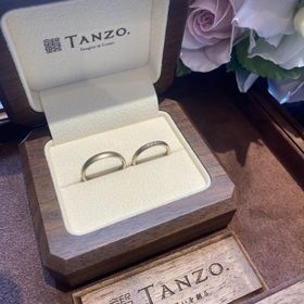 【TANZO.(鍛造指輪)の口コミ】 飽きのこないシンプルなデザイン。3ピースダイヤを入れて、さりげなくキラ…