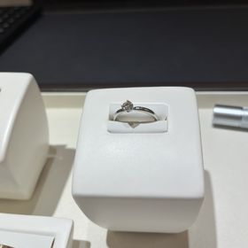 【俄(にわか)の口コミ】 店員さんにお勧めされて付けたらすごく可愛くて、他の指輪も全部見せても…