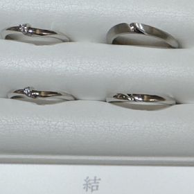 【俄(にわか)の口コミ】 結という指輪の名前に惹かれました。デザインもシンプルかつ個性的で2人だ…