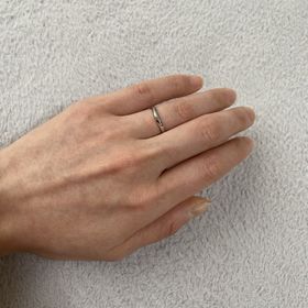 【銀座ダイヤモンドシライシの口コミ】 圧倒的つけ心地の良さとシンプルなデザインに惹かれて決めました。婚約指…