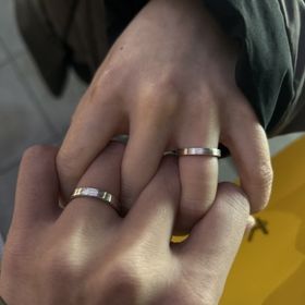 【ケイウノ ブライダル(K.UNO BRIDAL)の口コミ】 表面の木目と内側に彫ったパートナーの名前が世界に一つだけで特別感があ…