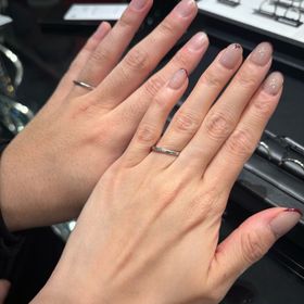 【ラザール ダイヤモンド(LAZARE DIAMOND)の口コミ】 ダイヤがついていて、日常使いでもときめくデザインでした。形はストレー…