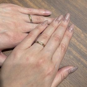【4℃ BRIDAL(ヨンドシーブライダル)の口コミ】 【指輪のデザイン、テイスト、素材について】
ウェーブ型で、18Kゴールド…