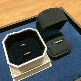 【4℃ BRIDAL(ヨンドシーブライダル)の口コミ】 リーズナブルでずっと着用できるシンプルなデザインがいいと思いました。
…