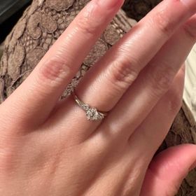 【銀座ダイヤモンドシライシの口コミ】 指輪の形やダイヤモンドの種類で決めました。知識があまり無くて分かりま…