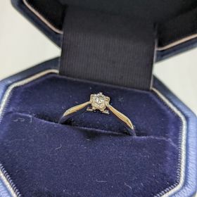 【銀座ダイヤモンドシライシの口コミ】 ホワイトリリーという指輪で、横からみるとお花のように見えます。ダイヤ…