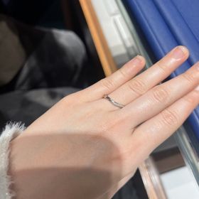 【銀座ダイヤモンドシライシの口コミ】 2人の出会いから現在、そしてこれからをイメージして作られた指輪だと説明…