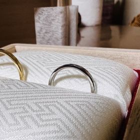 【TOMOE(トモエ)の口コミ】 指輪外側に縦ラインのテクスチャが一面入っていることで光を反射しやすく…