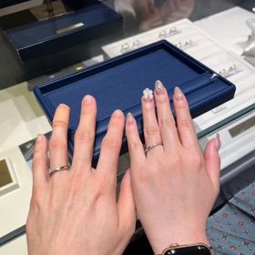 【銀座ダイヤモンドシライシの口コミ】 結婚指輪はシンプルにと思っていたのですが、婚約指輪がキラキラだったこ…