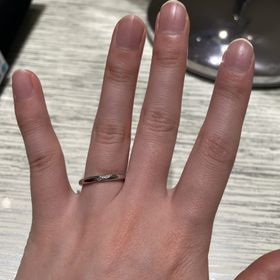 【TRECENTI(トレセンテ)の口コミ】 指輪は細すぎず太すぎずで、着けた時に手元がキレイに見えます。内甲デザ…