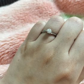 【銀座ダイヤモンドシライシの口コミ】 華奢なアクセサリーが似合うタイプなので、一般的なリングの太さよりも若…