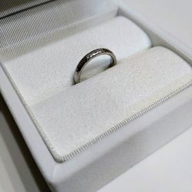 【One&Only(ワンアンドオンリー)の口コミ】 常に身につけるため、傷が付いても気になりにくいデコボコの槌目のデザイ…