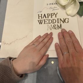 【アイプリモ(I-PRIMO)の口コミ】 婚約指輪にも重なるデザインが大変素晴らしいです。結婚式での指輪交換で…