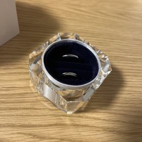 【4℃ BRIDAL(ヨンドシーブライダル)の口コミ】 正面からもダイヤが綺麗に見えますが、上下に埋められているため、上から…