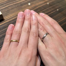 【YUKA HOJO(ユカホウジョウ)の口コミ】 シンプルながらも槌目のデザインがおしゃれで個性的な指輪です。
色も肌馴…