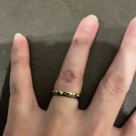 【ケイウノ ブライダル(K.UNO BRIDAL)の口コミ】 リングにはちみつ感があり、かわいい
黒をベースにしてる為、金が映える
…