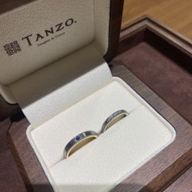 【TANZO.(鍛造指輪)の口コミ】 ホワイトゴールドを共通の素材にミル打ちのコンビデザインに。表面にはそ…