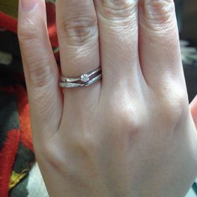 【tamaya BRIDAL(宝石の玉屋)の口コミ】 私は他ブランドで購入した細身でカーブのある婚約指輪との重ね付けを考え…