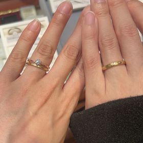 【ケイウノ ブライダル(K.UNO BRIDAL)の口コミ】 長い期間着用していくことも踏まえ、シンプルだけど少し個性的な雰囲気も…