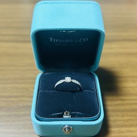 【ティファニー(Tiffany & Co.)の口コミ】 結婚した後も日常的に婚約指輪を身につけたいと思っていたので、縦爪のデ…