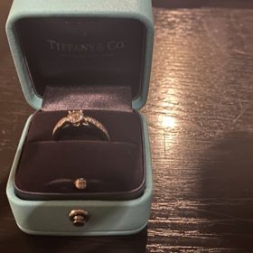 【ティファニー(Tiffany & Co.)の口コミ】 ゴージャスで可愛らしいデザインがお気に入りです。上品さもあり、特別感…