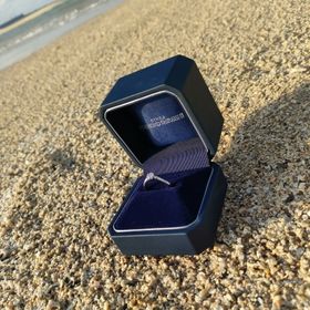 【銀座ダイヤモンドシライシの口コミ】 真ん中にメインのダイヤモンド両サイドに小さなダイヤモンドがひとつづつ…