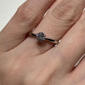 【アイプリモ(I-PRIMO)の口コミ】 指が細い方なので、リングも細いものを選んだ。ツナも細く、光を取り入れ…